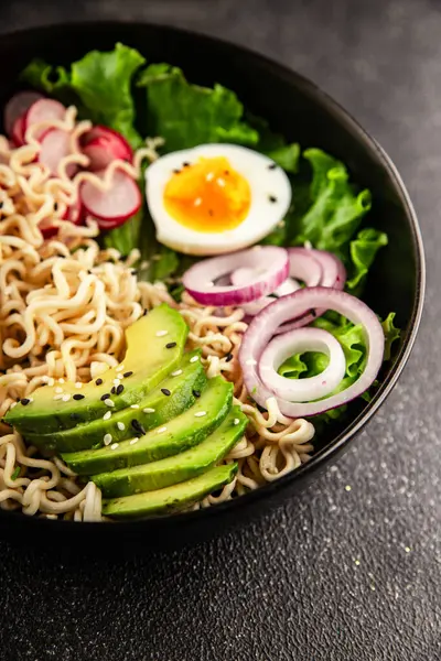 Vejetaryen erişte kasesi avokado, erişte, yumurta, sebze lezzetli aperatif lezzetli lezzetli gurme yemek arkaplan masa üzerinde rustik gıda fotokopi alanı keto ve paleo diyet vejetaryen gıda