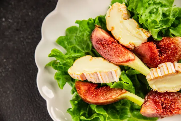 Salata inciri, yumuşak peynir, yeşil yaprak marul lezzetli aperatif lezzetli lezzetli gurme yemek arkaplan masa üzerinde rustik gıda üst görünüm fotokopi alanı keto ve paleo diyet vejetaryen gıda