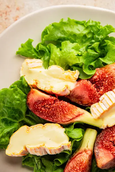 Salata inciri, yumuşak peynir, yeşil yaprak marul lezzetli aperatif lezzetli lezzetli gurme yemek arkaplan masa üzerinde rustik gıda üst görünüm fotokopi alanı keto ve paleo diyet vejetaryen gıda