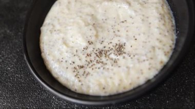 Chia pudingi, meyve püresi, lezzetli aperatif, lezzetli gurme yemek arka planı, masa üstü yemekler, fotokopi odası keto, paleo diyet vejetaryen ve vejetaryen yemekleri.