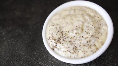 Chia pudingi, meyve püresi, lezzetli aperatif, lezzetli gurme yemek arka planı, masa üstü yemekler, fotokopi odası keto, paleo diyet vejetaryen ve vejetaryen yemekleri.