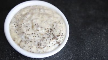 Chia pudingi, meyve püresi, lezzetli aperatif, lezzetli gurme yemek arka planı, masa üstü yemekler, fotokopi odası keto, paleo diyet vejetaryen ve vejetaryen yemekleri.