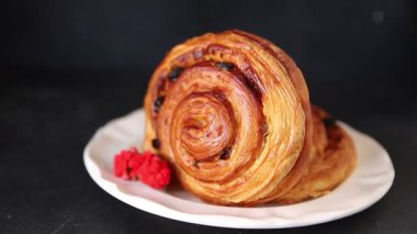 Kuru üzümlü tatlı tatlı tatlı puf böreği taze lezzetli gurme yemek arkaplanı masa kırsal yiyeceklerin üst görüntüsü fotokopi alanı