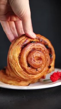 Kuru üzümlü tatlı tatlı tatlı puf böreği taze lezzetli gurme yemek arkaplanı masa kırsal yiyeceklerin üst görüntüsü fotokopi alanı