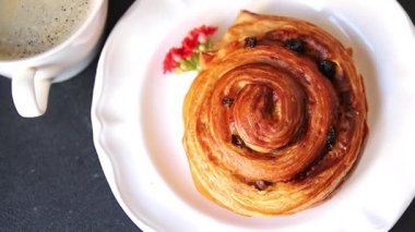 Kuru üzümlü tatlı tatlı tatlı puf böreği taze lezzetli gurme yemek arkaplanı masa kırsal yiyeceklerin üst görüntüsü fotokopi alanı