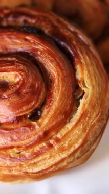 Kuru üzümlü tatlı tatlı tatlı puf böreği taze lezzetli gurme yemek arkaplanı masa kırsal yiyeceklerin üst görüntüsü fotokopi alanı