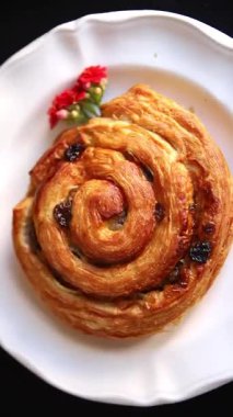 Kuru üzümlü tatlı tatlı tatlı puf böreği taze lezzetli gurme yemek arkaplanı masa kırsal yiyeceklerin üst görüntüsü fotokopi alanı