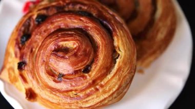 Kuru üzümlü tatlı tatlı tatlı puf böreği taze lezzetli gurme yemek arkaplanı masa kırsal yiyeceklerin üst görüntüsü fotokopi alanı