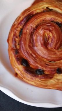 Kuru üzümlü tatlı tatlı tatlı puf böreği taze lezzetli gurme yemek arkaplanı masa kırsal yiyeceklerin üst görüntüsü fotokopi alanı