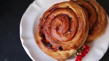 Kuru üzümlü tatlı tatlı tatlı puf böreği taze lezzetli gurme yemek arkaplanı masa kırsal yiyeceklerin üst görüntüsü fotokopi alanı
