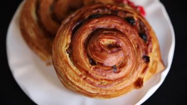 Kuru üzümlü tatlı tatlı tatlı puf böreği taze lezzetli gurme yemek arkaplanı masa kırsal yiyeceklerin üst görüntüsü fotokopi alanı