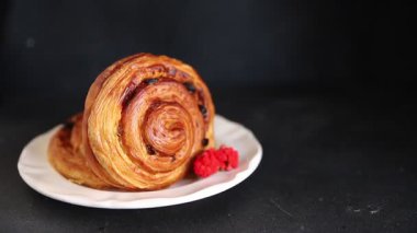 Kuru üzümlü tatlı tatlı tatlı puf böreği taze lezzetli gurme yemek arkaplanı masa kırsal yiyeceklerin üst görüntüsü fotokopi alanı