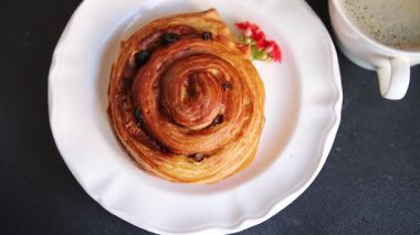 Kuru üzümlü tatlı tatlı tatlı puf böreği taze lezzetli gurme yemek arkaplanı masa kırsal yiyeceklerin üst görüntüsü fotokopi alanı