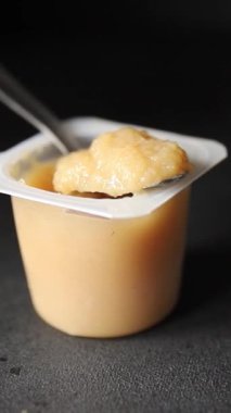 Elma püresi doğal ürün tatlı tatlı lezzetli gurme yemek arka planı masaya rustik gıda fotokopi alanı keto ve paleo diyet vejetaryen ve vejetaryen gıda