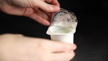 Yoğurt doğal süt ürünü Skyr taze lezzetli gurme yemek arka planı masaya rustik gıda fotokopi alanı keto ve paleo diyet vejetaryen ve vejetaryen gıda