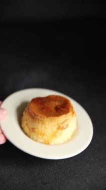 Tatlı kremalı karamelli puding tatlı tatlı lezzetli gurme yemek arkaplanı masa kırsal yiyeceklerin üst görüntüsü fotokopi alanı