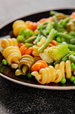 Trottole makarna sebzeler yeşil bezelye, yeşil fasulye, kohlrabi lahanası, brokoli ikinci yemek lezzetli çerez taze lezzetli gurme yemek arka planı masa kırsal gıda üst görünüm boşluk
