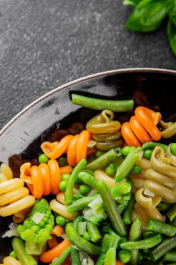 Trottole makarna sebzeler yeşil bezelye, yeşil fasulye, kohlrabi lahanası, brokoli ikinci yemek lezzetli çerez taze lezzetli gurme yemek arka planı masa kırsal gıda üst görünüm boşluk