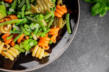 Trottole makarna sebzeler yeşil bezelye, yeşil fasulye, kohlrabi lahanası, brokoli ikinci yemek lezzetli çerez taze lezzetli gurme yemek arka planı masa kırsal gıda üst görünüm boşluk