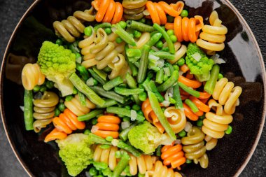 Trottole makarna sebzeler yeşil bezelye, yeşil fasulye, kohlrabi lahanası, brokoli ikinci yemek lezzetli çerez taze lezzetli gurme yemek arka planı masa kırsal gıda üst görünüm boşluk