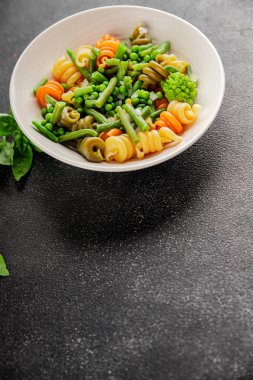 Trottole makarna sebzeler yeşil bezelye, yeşil fasulye, kohlrabi lahanası, brokoli ikinci yemek lezzetli çerez taze lezzetli gurme yemek arka planı masa kırsal gıda üst görünüm boşluk