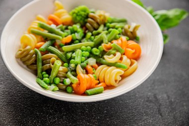 Trottole makarna sebzeler yeşil bezelye, yeşil fasulye, kohlrabi lahanası, brokoli ikinci yemek lezzetli çerez taze lezzetli gurme yemek arka planı masa kırsal gıda üst görünüm boşluk