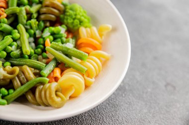 Trottole makarna sebzeler yeşil bezelye, yeşil fasulye, kohlrabi lahanası, brokoli ikinci yemek lezzetli çerez taze lezzetli gurme yemek arka planı masa kırsal gıda üst görünüm boşluk