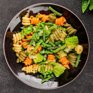 Trottole makarna sebzeler yeşil bezelye, yeşil fasulye, kohlrabi lahanası, brokoli ikinci yemek lezzetli çerez taze lezzetli gurme yemek arka planı masa kırsal gıda üst görünüm boşluk