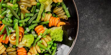 Trottole makarna sebzeler yeşil bezelye, yeşil fasulye, kohlrabi lahanası, brokoli ikinci yemek lezzetli çerez taze lezzetli gurme yemek arka planı masa kırsal gıda üst görünüm boşluk