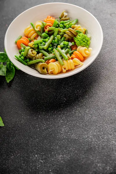 Trottole makarna sebzeler yeşil bezelye, yeşil fasulye, kohlrabi lahanası, brokoli ikinci yemek lezzetli çerez taze lezzetli gurme yemek arka planı masa kırsal gıda üst görünüm boşluk