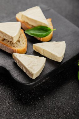 İşlenmiş peynirin işlenmiş porsiyon peyniri. Sandviç için. Lezzetli çerez.