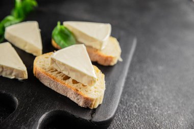 İşlenmiş peynirin işlenmiş porsiyon peyniri. Sandviç için. Lezzetli çerez.