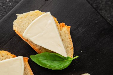 İşlenmiş peynirin işlenmiş porsiyon peyniri. Sandviç için. Lezzetli çerez.