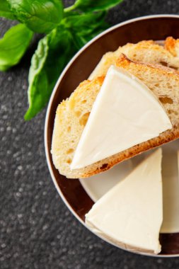 İşlenmiş peynirin işlenmiş porsiyon peyniri. Sandviç için. Lezzetli çerez.