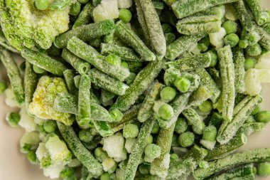 Donmuş yeşil sebzeler bezelye, brokoli, çalı fasulyesi, kohlrabi lahanası lezzetli çerez masadaki lezzetli gurme yemek arka planı rustik yemekler fotokopi alanı keto ve paleo diyeti vejetaryen ve vejetaryen yemekleri.