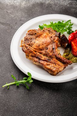 Biftek, barbekü, et, lezzetli aperatif, lezzetli gurme yemek arka planı, masa, rustik yemekler, fotokopi alanı.