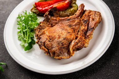 Biftek, barbekü, et, lezzetli aperatif, lezzetli gurme yemek arka planı, masa, rustik yemekler, fotokopi alanı.