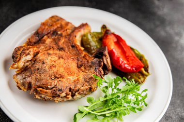 Biftek, barbekü, et, lezzetli aperatif, lezzetli gurme yemek arka planı, masa, rustik yemekler, fotokopi alanı.