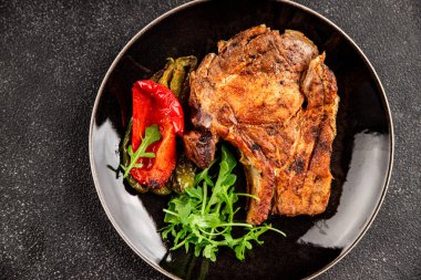 Biftek, barbekü, et, lezzetli aperatif, lezzetli gurme yemek arka planı, masa, rustik yemekler, fotokopi alanı.