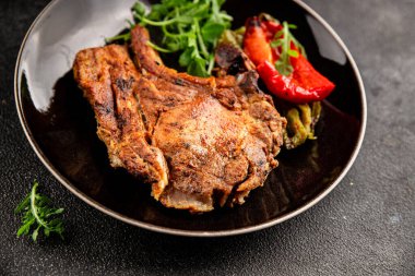 Biftek, barbekü, et, lezzetli aperatif, lezzetli gurme yemek arka planı, masa, rustik yemekler, fotokopi alanı.