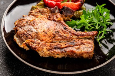 Biftek, barbekü, et, lezzetli aperatif, lezzetli gurme yemek arka planı, masa, rustik yemekler, fotokopi alanı.