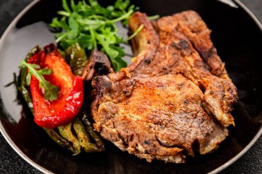 Biftek, barbekü, et, lezzetli aperatif, lezzetli gurme yemek arka planı, masa, rustik yemekler, fotokopi alanı.