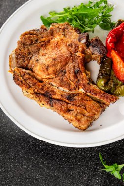 Biftek, barbekü, et, lezzetli aperatif, lezzetli gurme yemek arka planı, masa, rustik yemekler, fotokopi alanı.