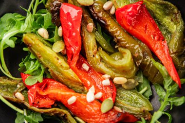 Izgara biber salatası kızarmış sebze bbq yemek lezzetli aperatif lezzetli gurme yemek arkaplan masa rustik gıda üst görünüm fotokopi alanı keto ve paleo diyet vegan ve vejetaryen gıda