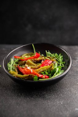 Izgara biber salatası kızarmış sebze bbq yemek lezzetli aperatif lezzetli gurme yemek arkaplan masa rustik gıda üst görünüm fotokopi alanı keto ve paleo diyet vegan ve vejetaryen gıda