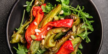 Izgara biber salatası kızarmış sebze bbq yemek lezzetli aperatif lezzetli gurme yemek arkaplan masa rustik gıda üst görünüm fotokopi alanı keto ve paleo diyet vegan ve vejetaryen gıda