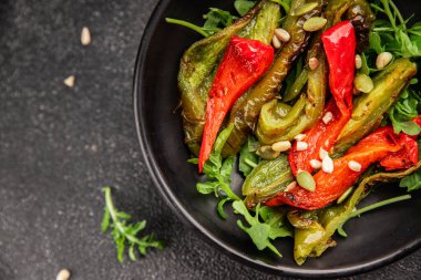 Izgara biber salatası kızarmış sebze bbq yemek lezzetli aperatif lezzetli gurme yemek arkaplan masa rustik gıda üst görünüm fotokopi alanı keto ve paleo diyet vegan ve vejetaryen gıda