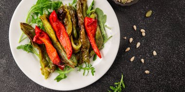 Izgara biber salatası kızarmış sebze bbq yemek lezzetli aperatif lezzetli gurme yemek arkaplan masa rustik gıda üst görünüm fotokopi alanı keto ve paleo diyet vegan ve vejetaryen gıda