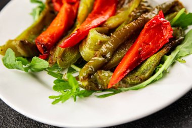 Izgara biber salatası kızarmış sebze bbq yemek lezzetli aperatif lezzetli gurme yemek arkaplan masa rustik gıda üst görünüm fotokopi alanı keto ve paleo diyet vegan ve vejetaryen gıda