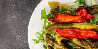 Izgara biber salatası kızarmış sebze bbq yemek lezzetli aperatif lezzetli gurme yemek arkaplan masa rustik gıda üst görünüm fotokopi alanı keto ve paleo diyet vegan ve vejetaryen gıda